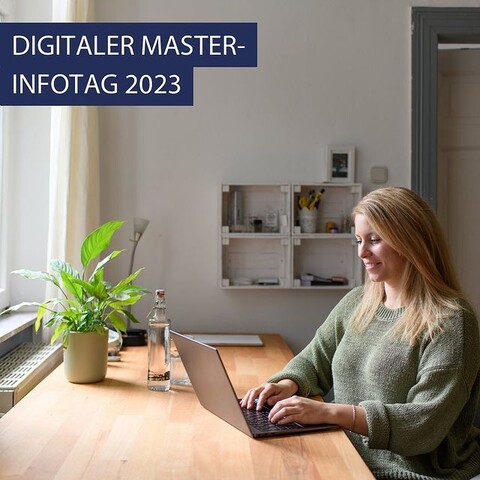 Eine Studentin arbeitet zu Hause am Laptop. Link: Instagram-Post Digitaler Master-Infotag