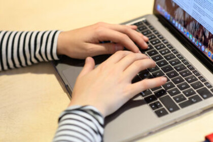 Hände auf einem Laptop