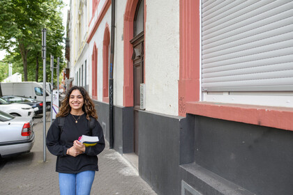Studentin läuft durch eine Straße in Mannheim