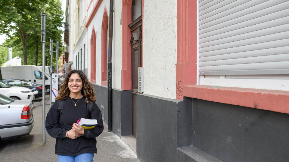 Studentin läuft durch eine Straße in Mannheim