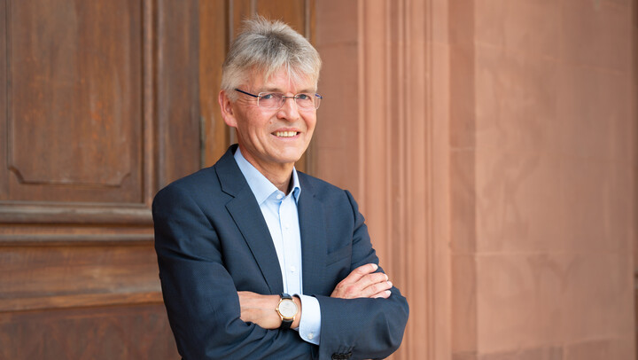 Porträtbild von Prof. Dr. Christoph Spengel vor dem Schloss