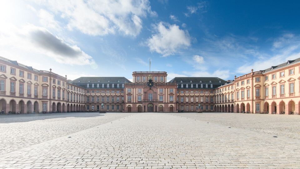 der Ehrenhof des Mannheimer Barockschlosses bei Sonnenschein und blauem Himmel. 