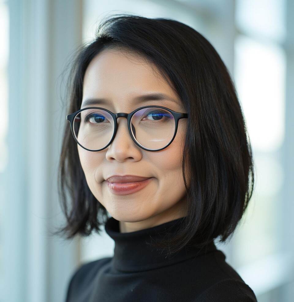 Portraitfoto der Forscherin Eirliani Abdul Rahman. Sie trägt einen schwarze Brille und einen schwarzen Rollkragenpullover. 