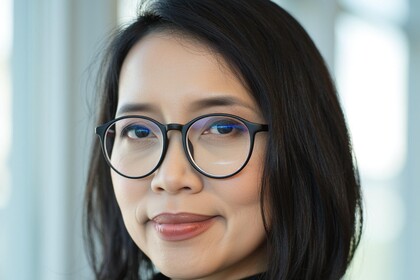 Portraitfoto der Forscherin Eirliani Abdul Rahman. Sie trägt einen schwarze Brille und einen schwarzen Rollkragenpullover. 