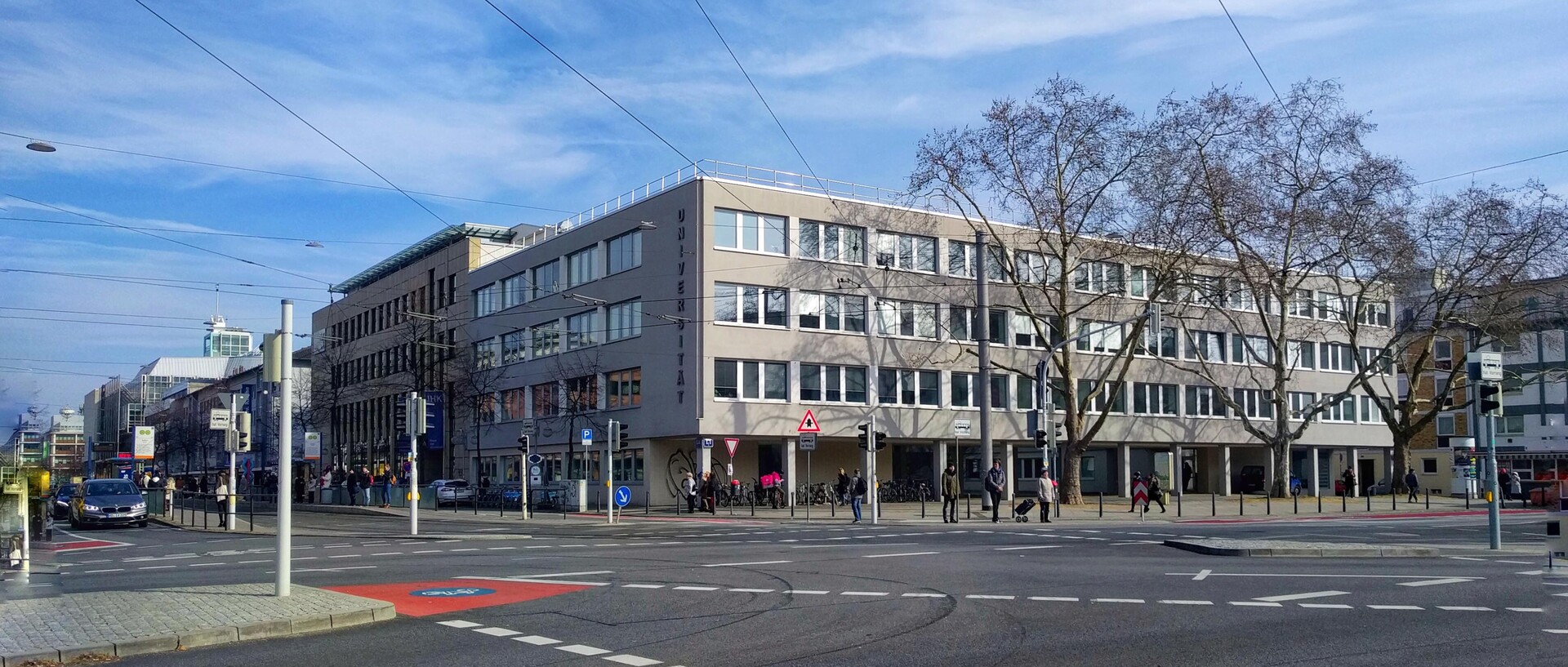 Uni-Gebäude L1 vor blauem Himmel