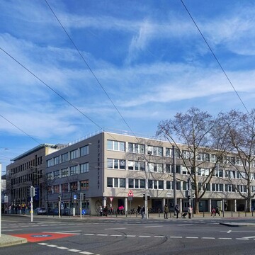 Uni-Gebäude L1 vor blauem Himmel