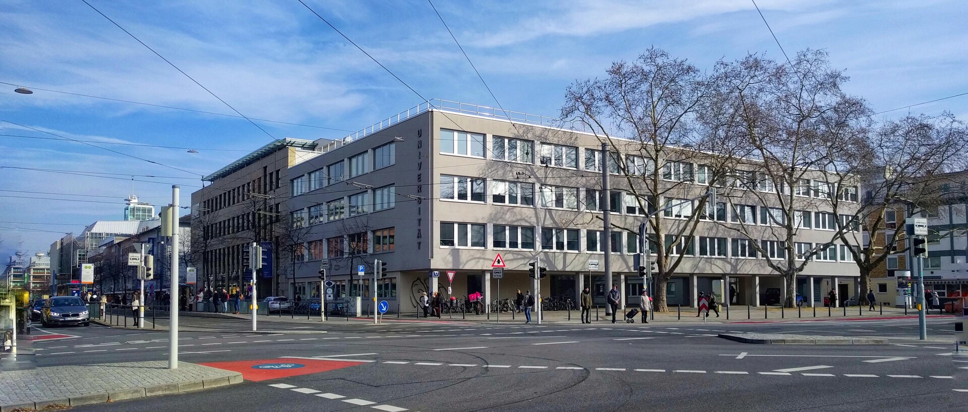 Uni-Gebäude L1 vor blauem Himmel