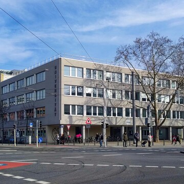 Uni-Gebäude L1 vor blauem Himmel