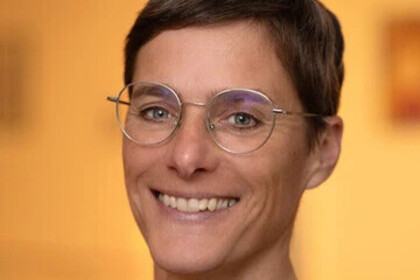 Portrait von Tina In-Albon. Sie trägt kurze Haare, eine Brille und lächelt in die Kamera. 