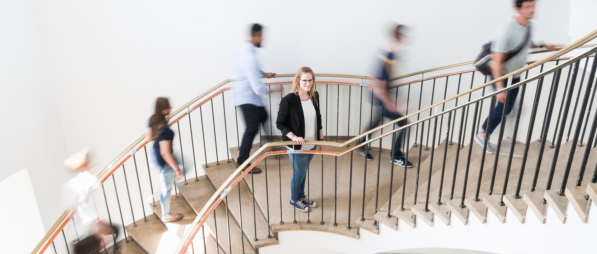 Verschwommene Personen auf Wendeltreppe
