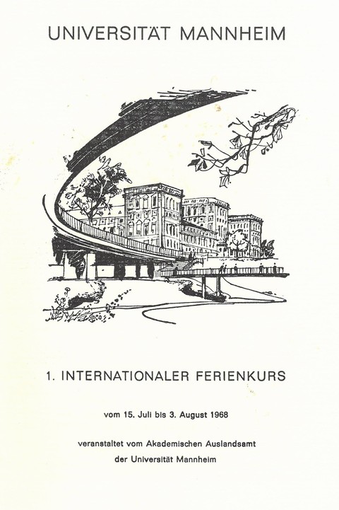 Titelseite einer Broschüre in schwarz weiß der Uni Mannheim des ersten internationalen Ferienkurses. In der Mitte ist das Schloss in schwarz gezeichnet.