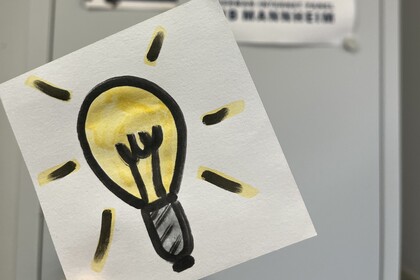 Glühbirne. Im Hintergrund das GIP-Logo