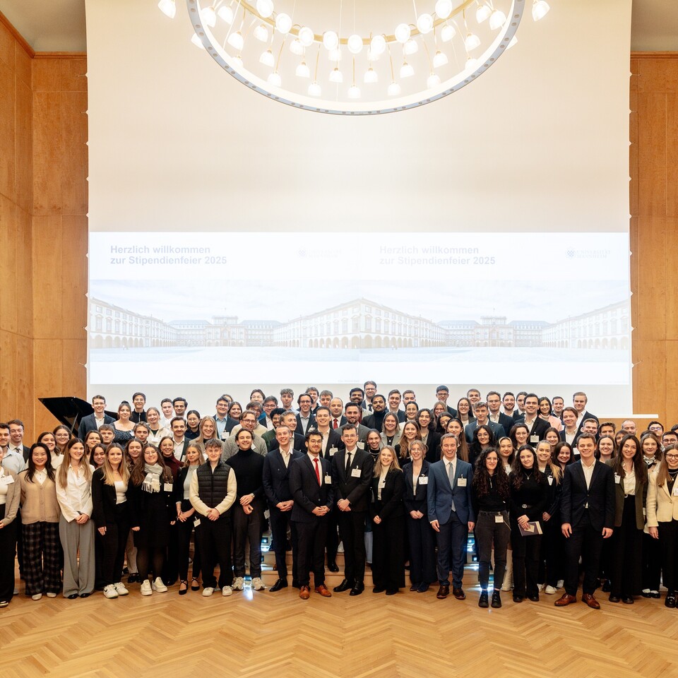 Die Stipendiat*innen des Jahrgangs 2025/2026 haben sich für ein Gruppenfoto aufgestellt.