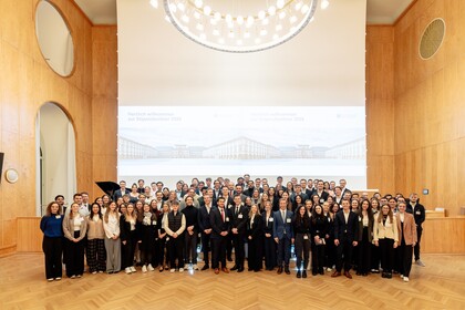 Die Stipendiat*innen des Jahrgangs 2025/2026 haben sich für ein Gruppenfoto aufgestellt.