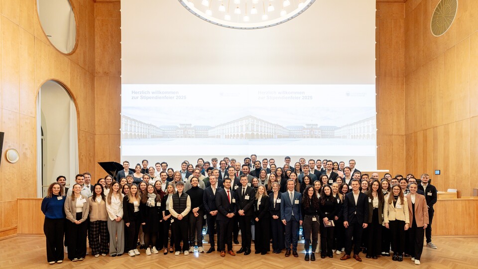 Die Stipendiat*innen des Jahrgangs 2025/2026 haben sich für ein Gruppenfoto aufgestellt.