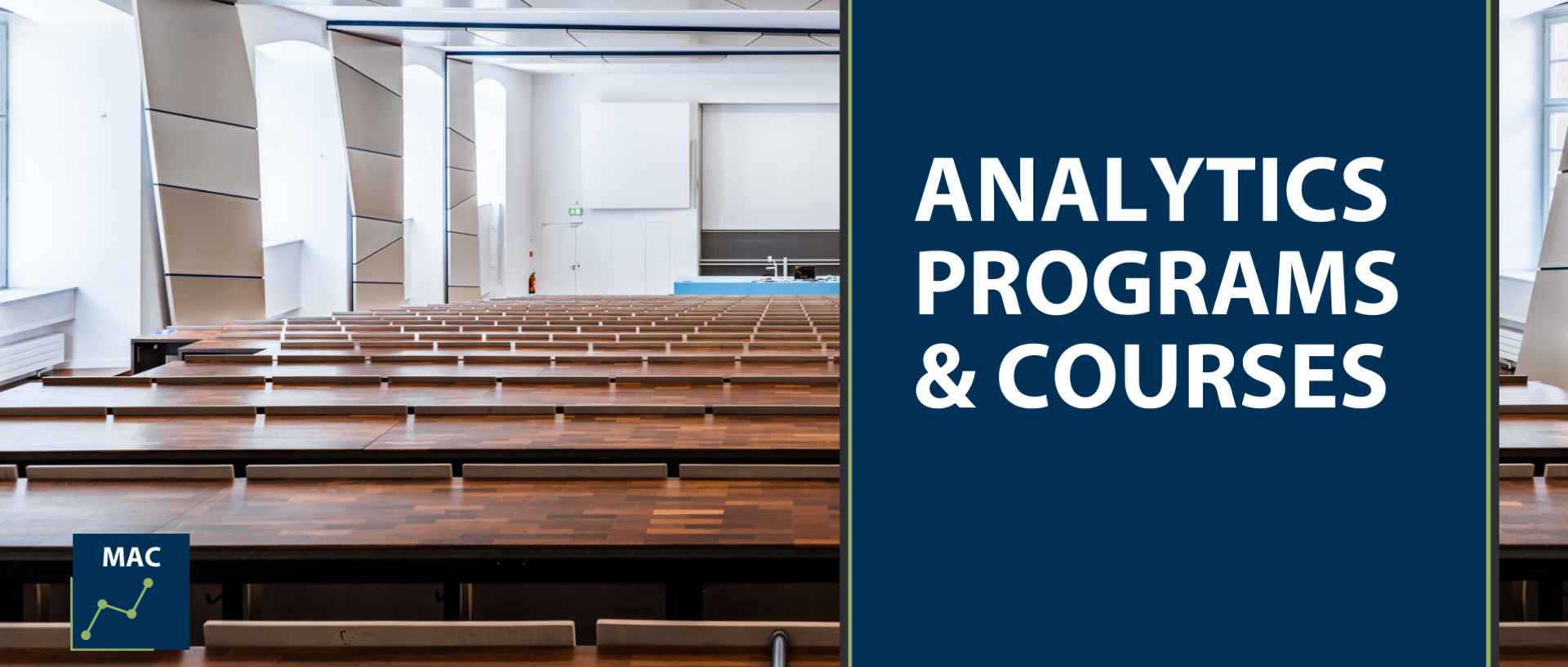 Hörsaal, Schriftzug in blauem Kastten: "Analytics Programs & Courses"