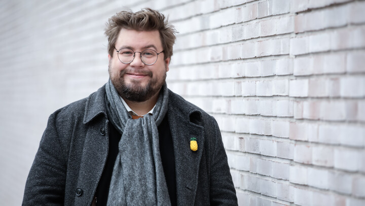Porträtbild von Professor Hiram Kümper. Er trägt eine Jacke und einen Schal.