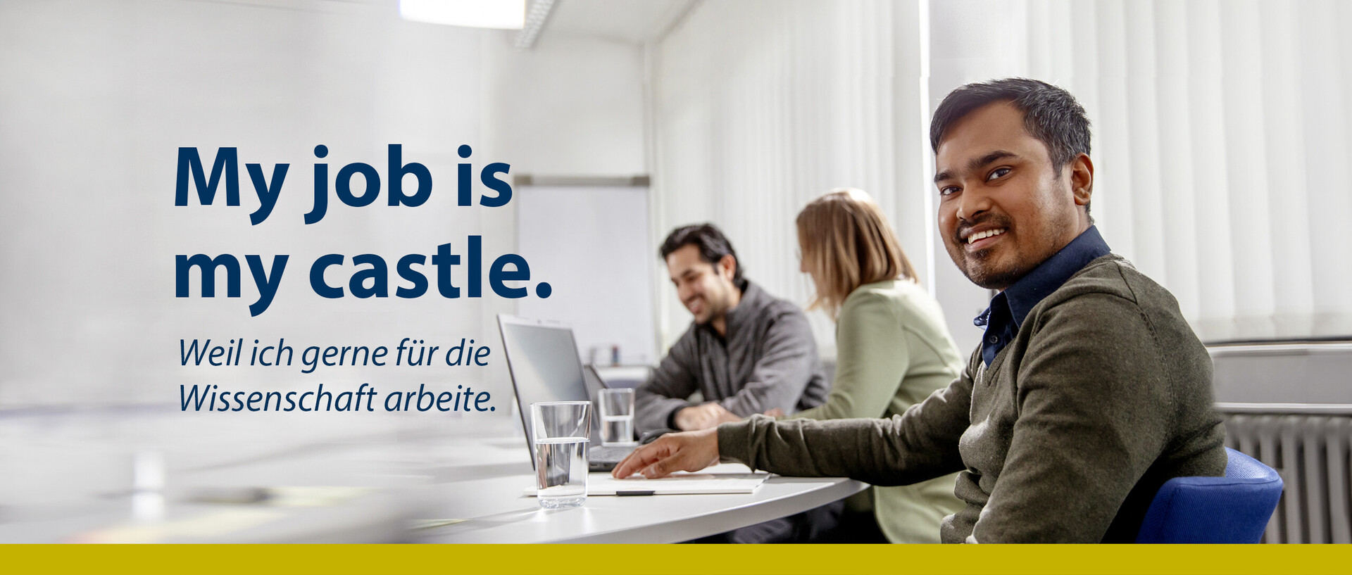 Mitarbeitender sitze in einem Meeting