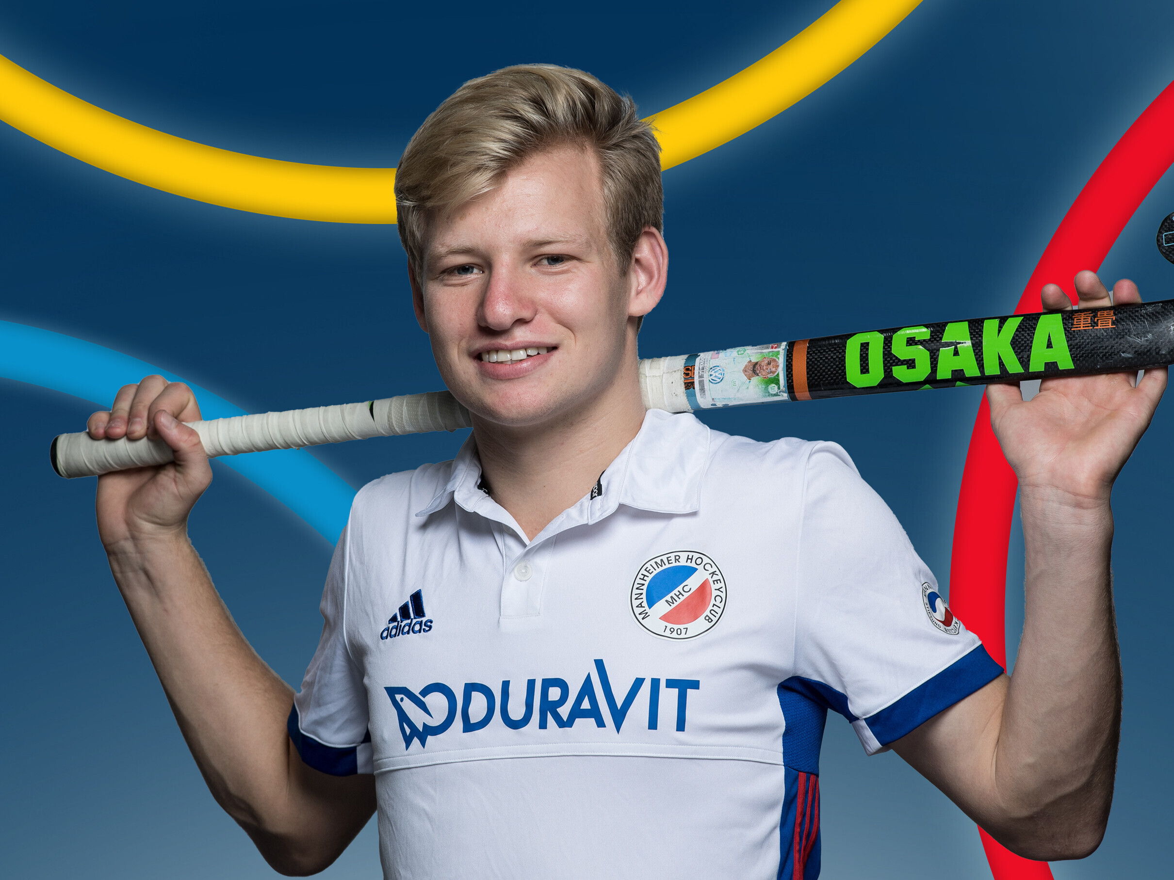 Student und Hockeyspieler Linus Müller mit Trikot und Hockeyschläger
