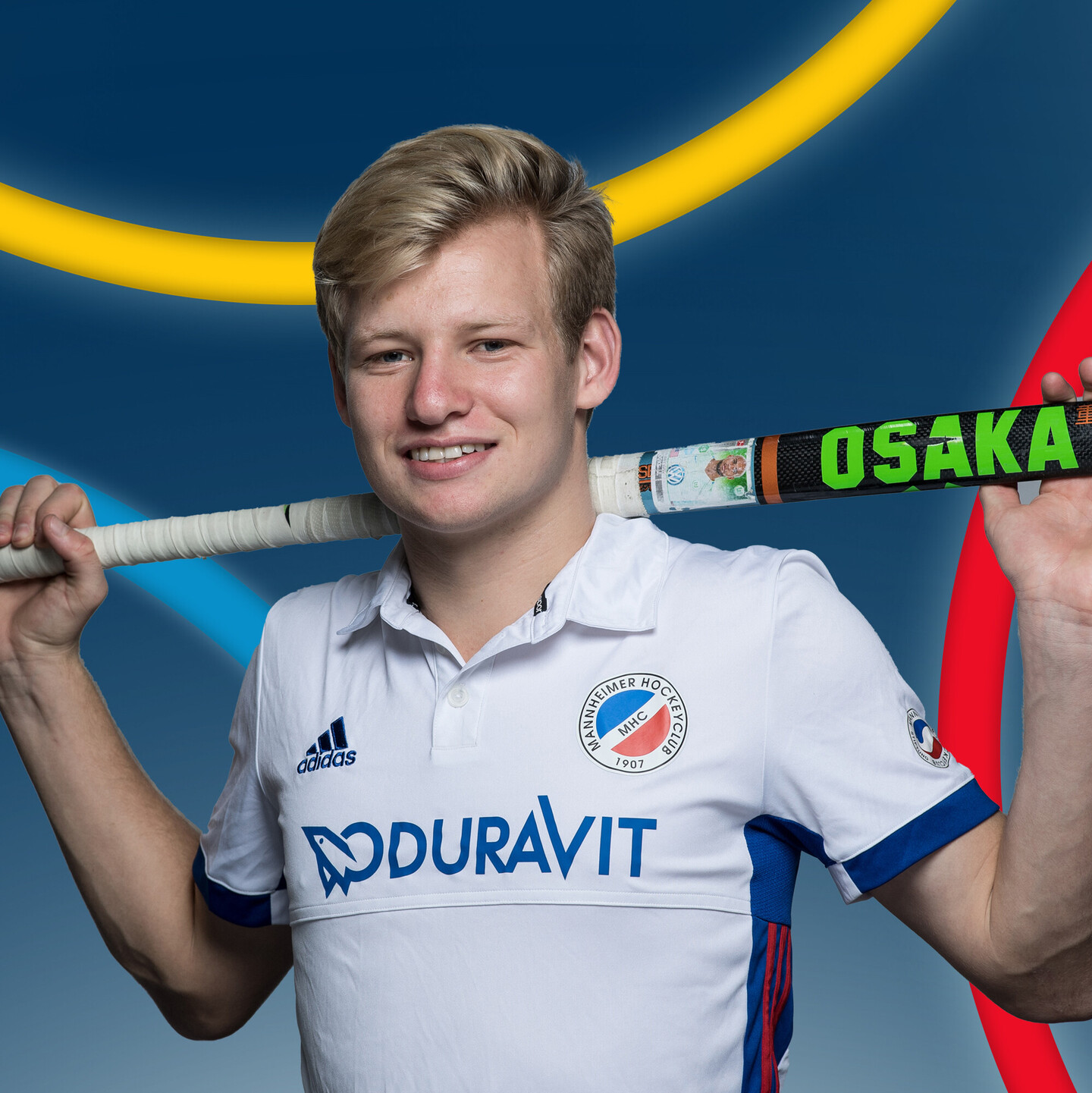 Student und Hockeyspieler Linus Müller mit Trikot und Hockeyschläger