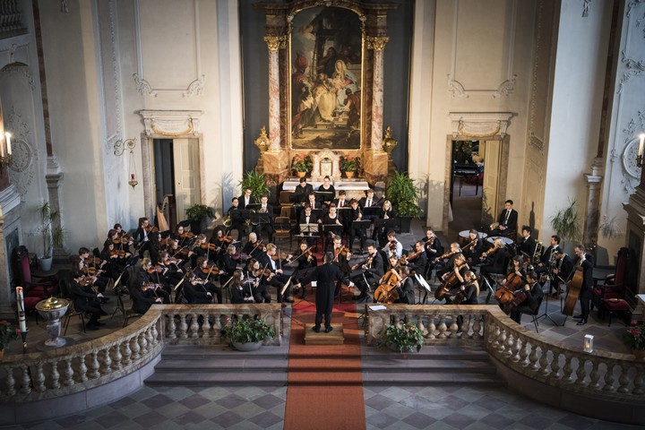 Ein Orchester spielt in einer Kirche.