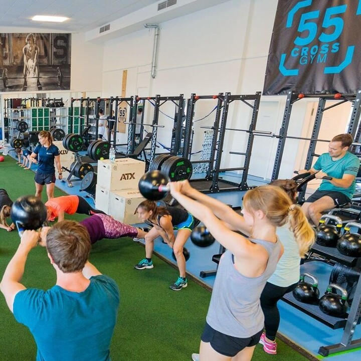 Junge Menschen machen in Sportkleidung im Fitnessstudio Sport