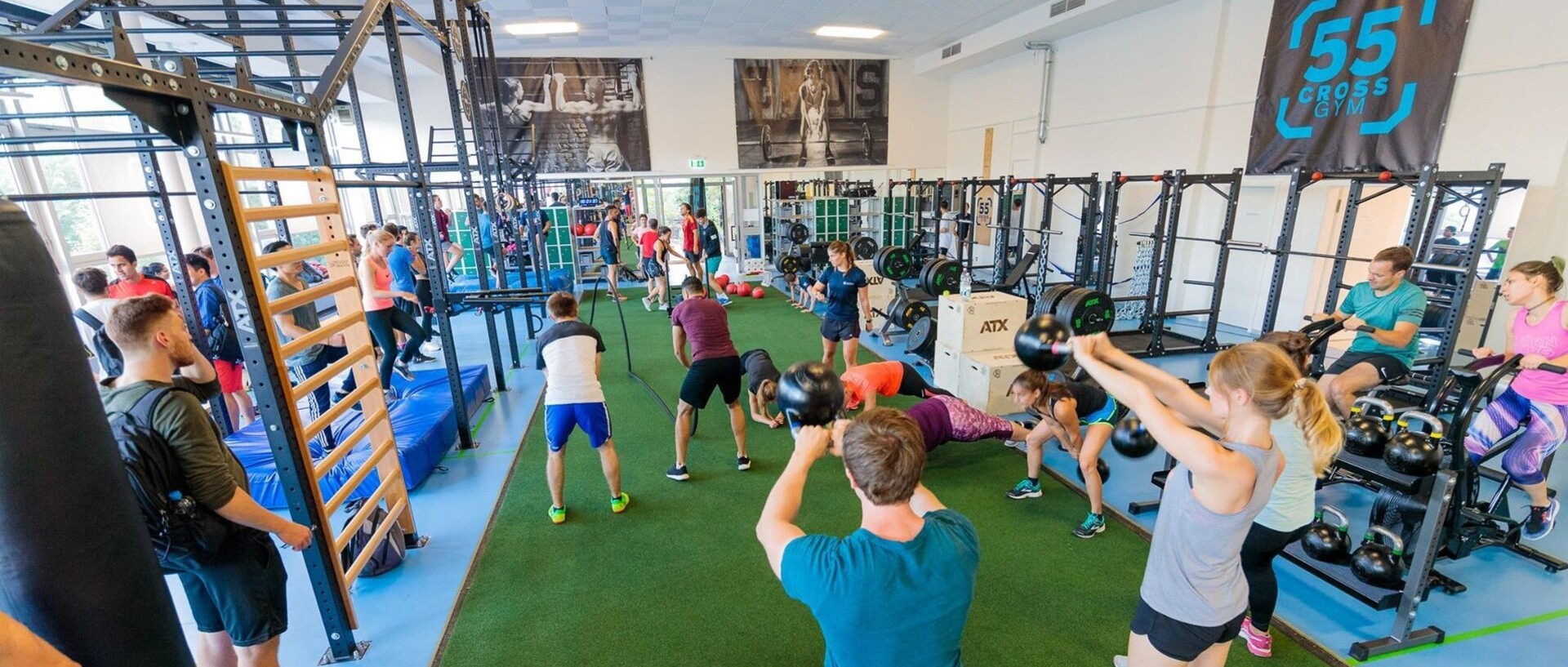 Junge Menschen machen in Sportkleidung im Fitnessstudio Sport