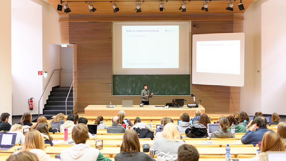 In einem Hörsaal findet eine Vorlesung statt.