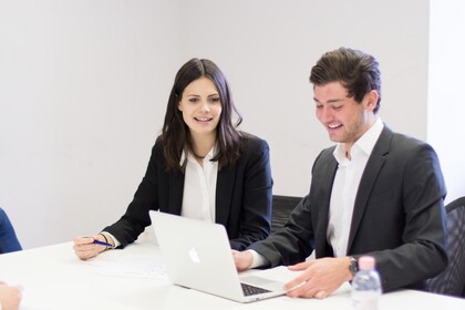 Zwei Personen mit Laptop