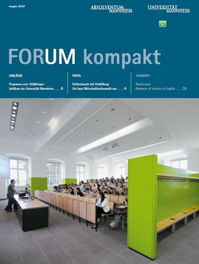 Das Cover des Magazins der Universität Mannheim. Studierende hören in einem Hörsaal eine Vorlesung.