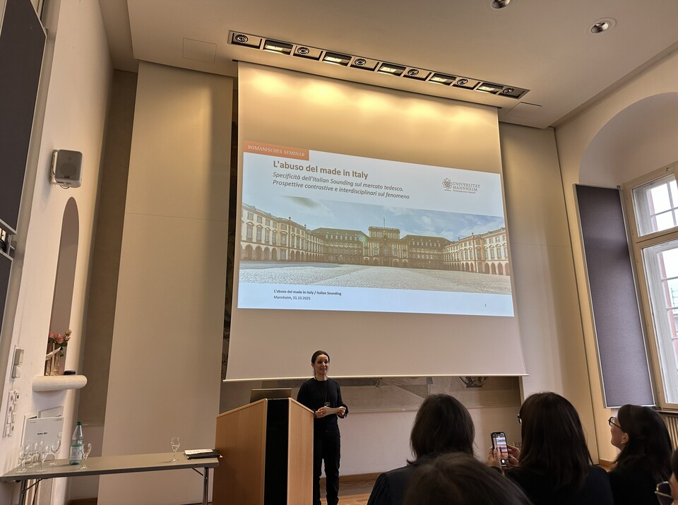 PD Dr. Amina Kropp bei der Eröffnung der Konferenz