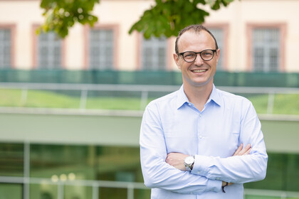 Porträtbild von Professor Moritz Kuhn. Er trägt ein Hemd und eine Brille.
