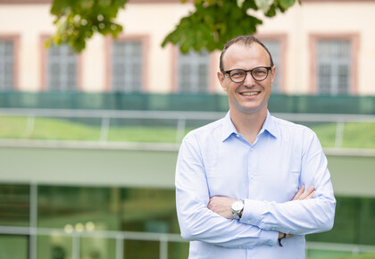 Porträtbild von Professor Moritz Kuhn. Er trägt ein Hemd und eine Brille.