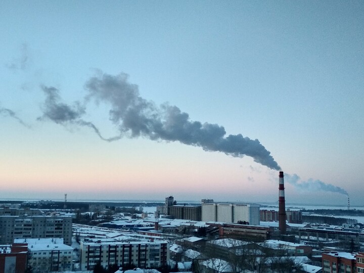 Große Rauchwolke aus industriellem Schornstein