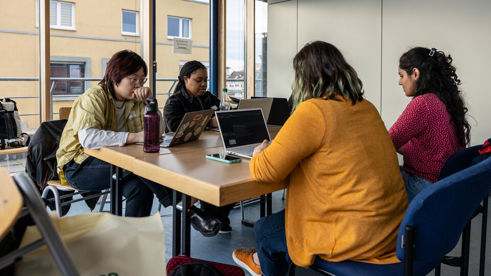 Vier Studentinnen bei der Arbeit in einem Seminarraum