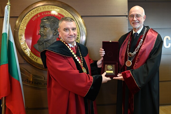 Prof. Dr. Dimitar Dimitrov verleiht Prof. Dr. Thomas Puhl die Ehrendoktorwürde.