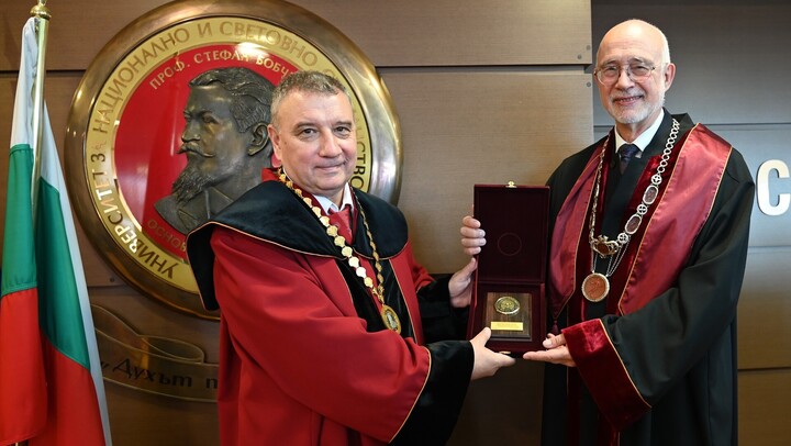 Prof. Dr. Dimitar Dimitrov verleiht Prof. Dr. Thomas Puhl die Ehrendoktorwürde.