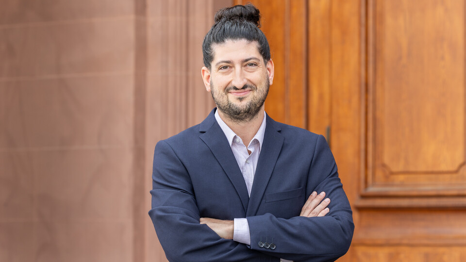 Porträtvon Wladislaw Mill. Er trägt ein dunkles Sakko und schaut freundlich in die Kamera.