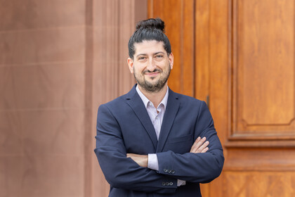 Porträtvon Wladislaw Mill. Er trägt ein dunkles Sakko und schaut freundlich in die Kamera.