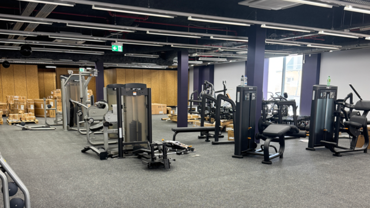 Geräte im Aufbau in einem Fitnessstudio