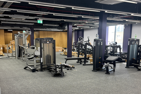 Geräte im Aufbau in einem Fitnessstudio