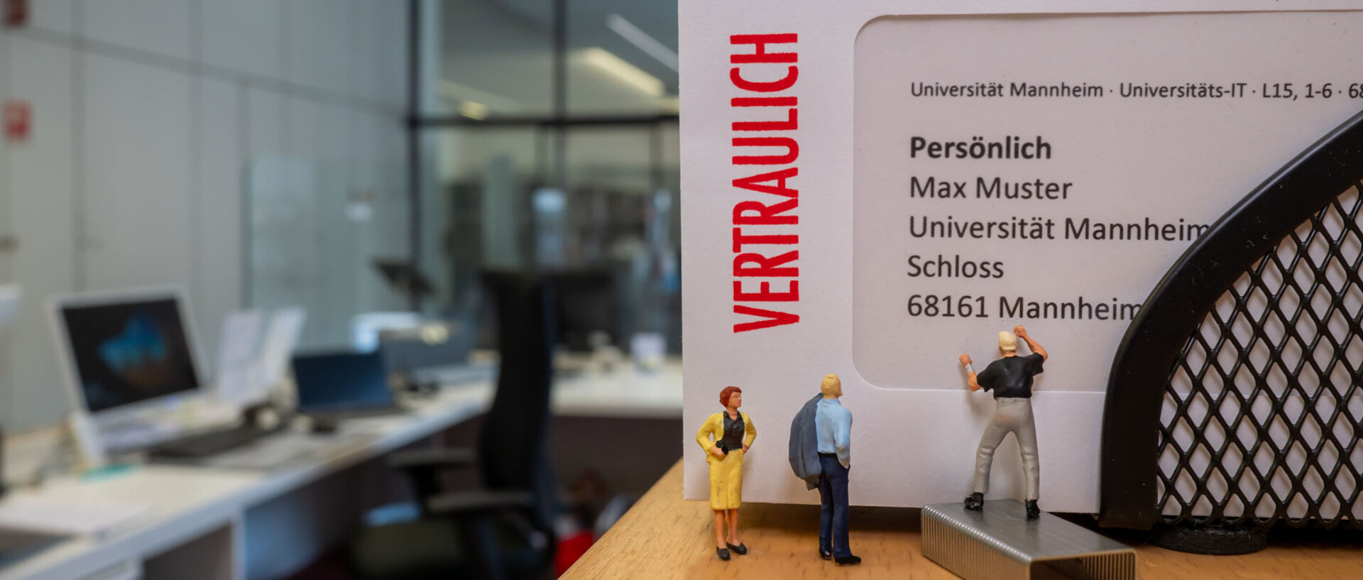 Man sieht eine Miniaturfigur, wie sich versucht in einen Briefumschlag zu spähen, auf dem das Wort Vertraulich in großer, roter Schrift hervorgehoben steht.