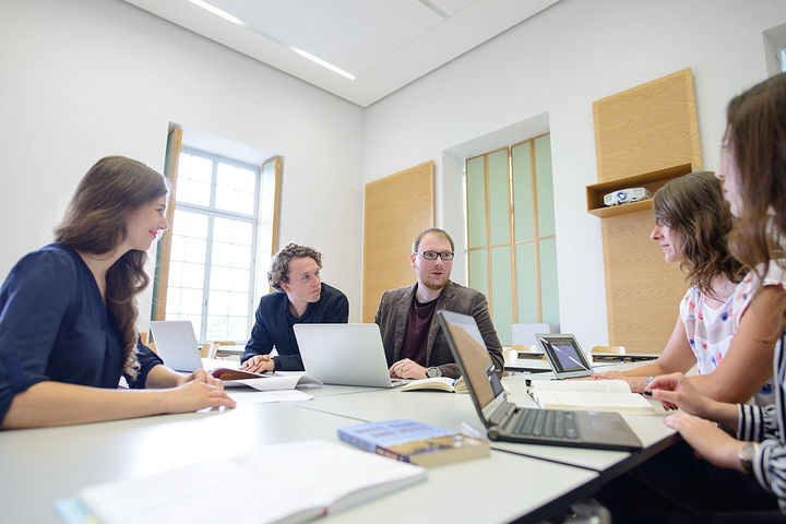 Lerngruppe mit Laptops