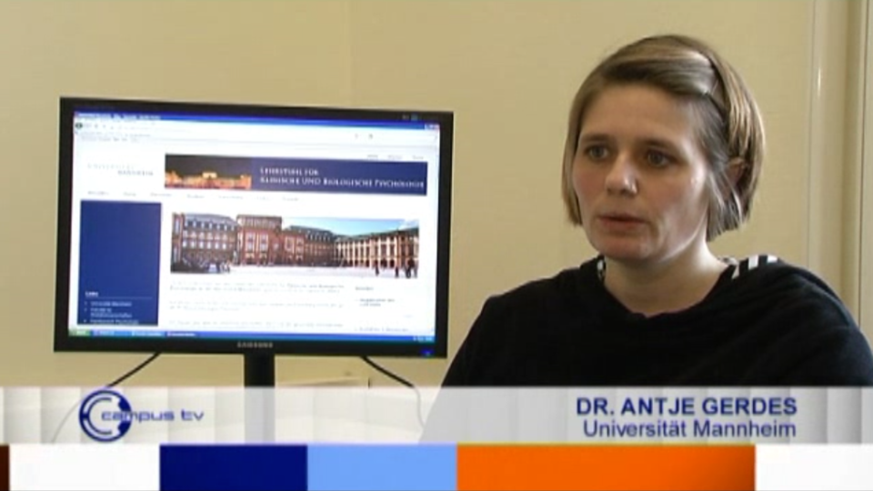 Antje Gerdes hat kurze blonde Haare. Sie trägtein dunkles Oberteil und sitzt vor einem Computer.