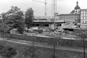 schwarz-weiß Aufnahme des Baus der Mensa der Uni Mannheim. Viele Kräne im Hintergrund. 