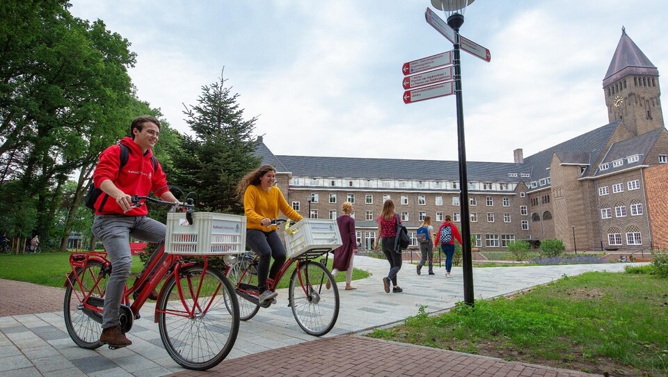 Studierende überqueren den Campus der Universität Nimwegen.