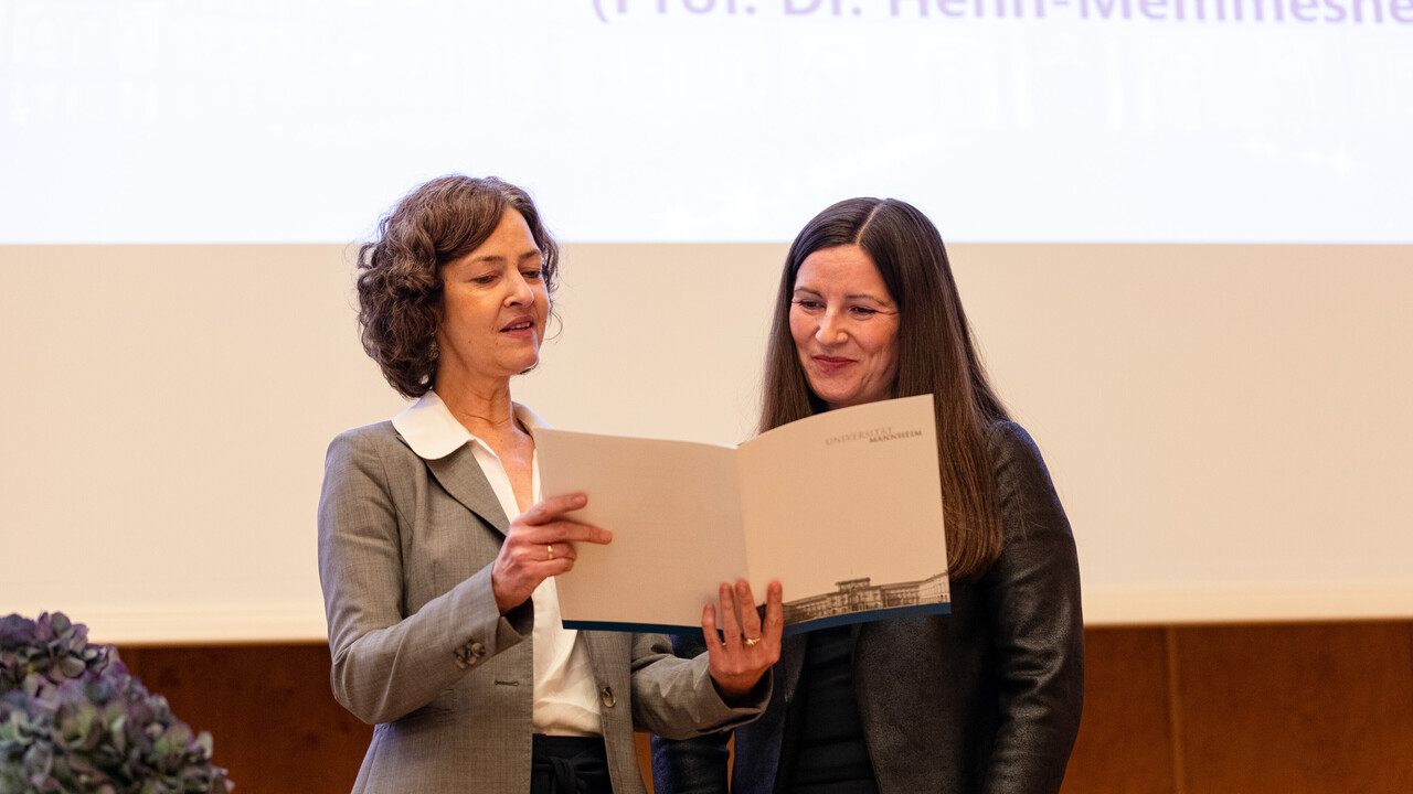 Prof. Dr. Claudia Gronemann mit Preisträgerin Dr. Stefanie Lorsch