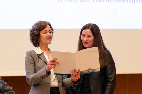 Prof. Dr. Claudia Gronemann mit Preisträgerin Dr. Stefanie Lorsch