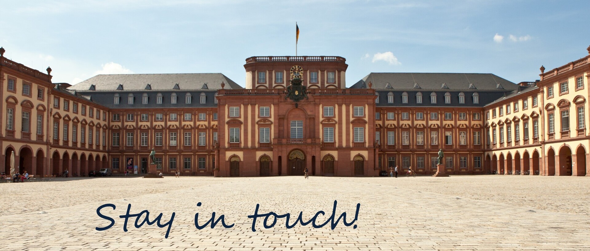 Postkarte mit Foto vom Mannheimer Schloss mit Ehrenhof mit der Aufschrift "Stay in touch" und dem Logo der Universität.