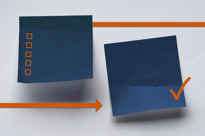 Das Bild zeigt zwei blaue Klebezettel. Einer ist mit Boxen zum Abhaken wie auf einer To-Do-Liste gefüllt, der andere Zettel wurde abgehakt. Zwei Pfeile von links nach rechts sollen Fortschritt anzeigen.